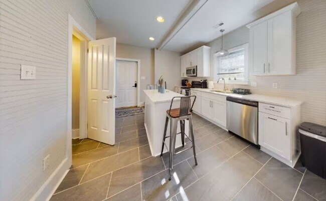 Foto del edificio - Charming 2BR House in Richmond