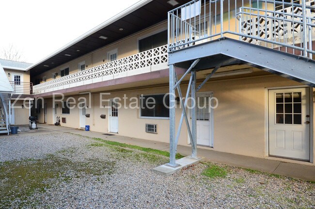 Building Photo - Recently Renovated 1 BDR (ZRG)