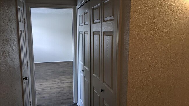 Foto del edificio - 4020 Blue Flag Ln