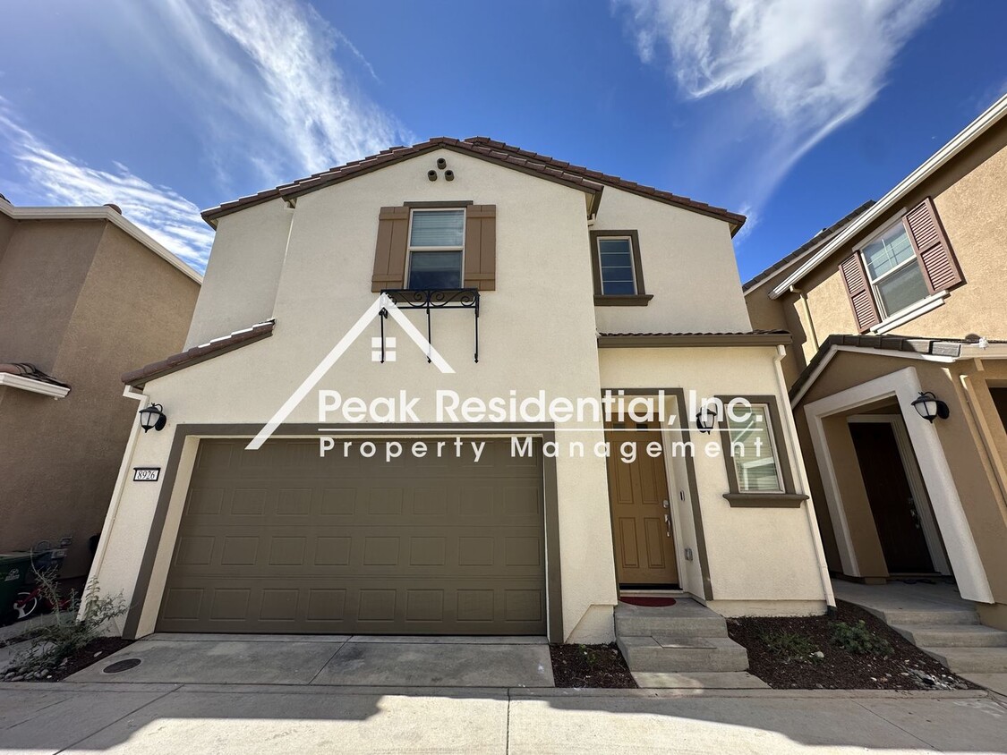 Foto principal - Beautiful Newer Elk Grove 3bd/2.5ba Home w...