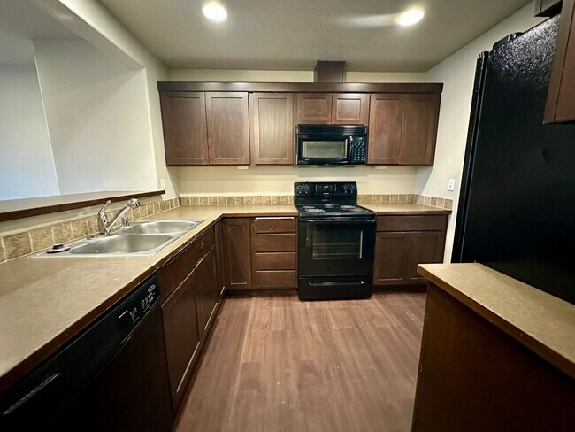 Foto del edificio - 3 bed/ 3.5 Bath Townhome in Cheney