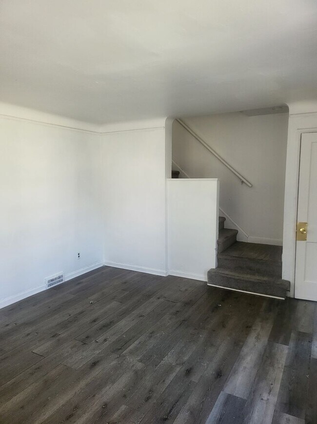 Foto del edificio - 18330/18332 Kelly Rd - Naama Cohen