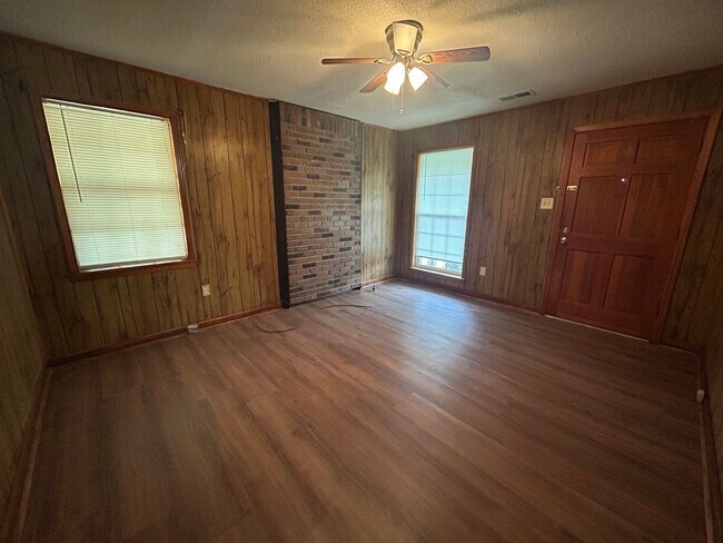 Building Photo - 307 Pinewood St