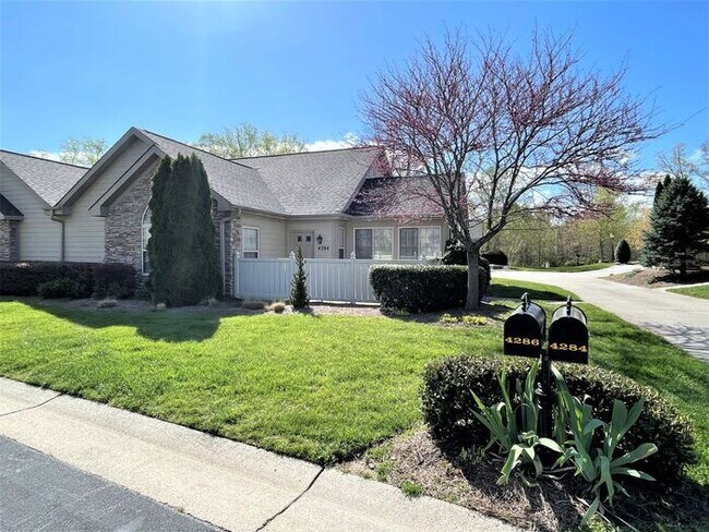 Foto del edificio - Executive One Story Townhouse, New Wood La...