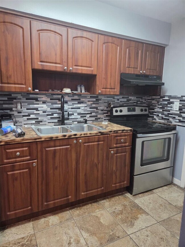 Foto del edificio - 6185 SW 43rd St