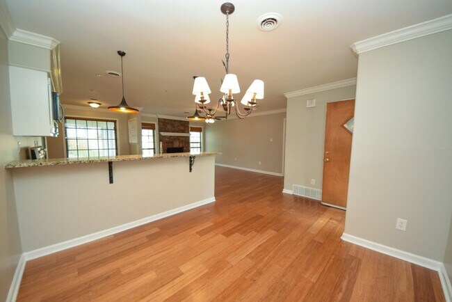 Building Photo - UPDATED and darling 3 bed, 2 bath home.