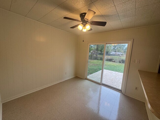 Foto del edificio - Charming 2-Bedroom, 1-Bath Home with Moder...