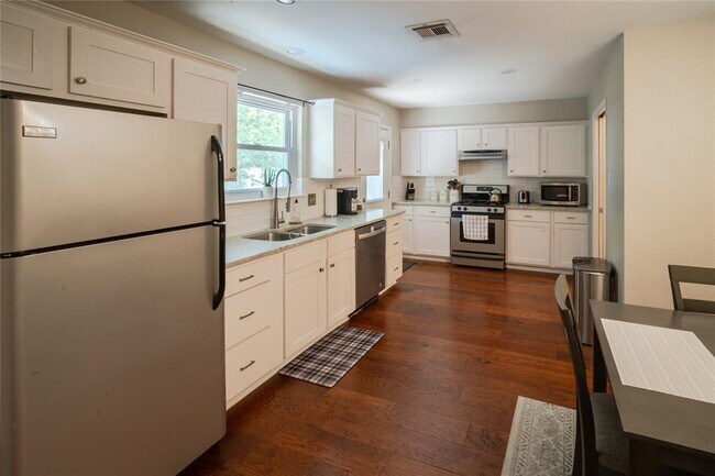 Foto del edificio - 7402 Bucknell Dr