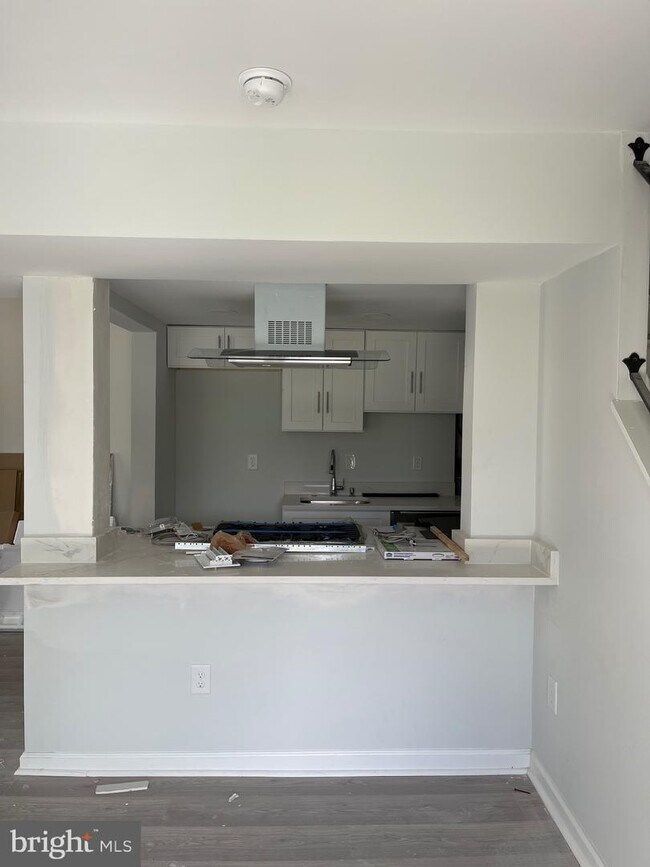 Building Photo - 16 King Henry Cir