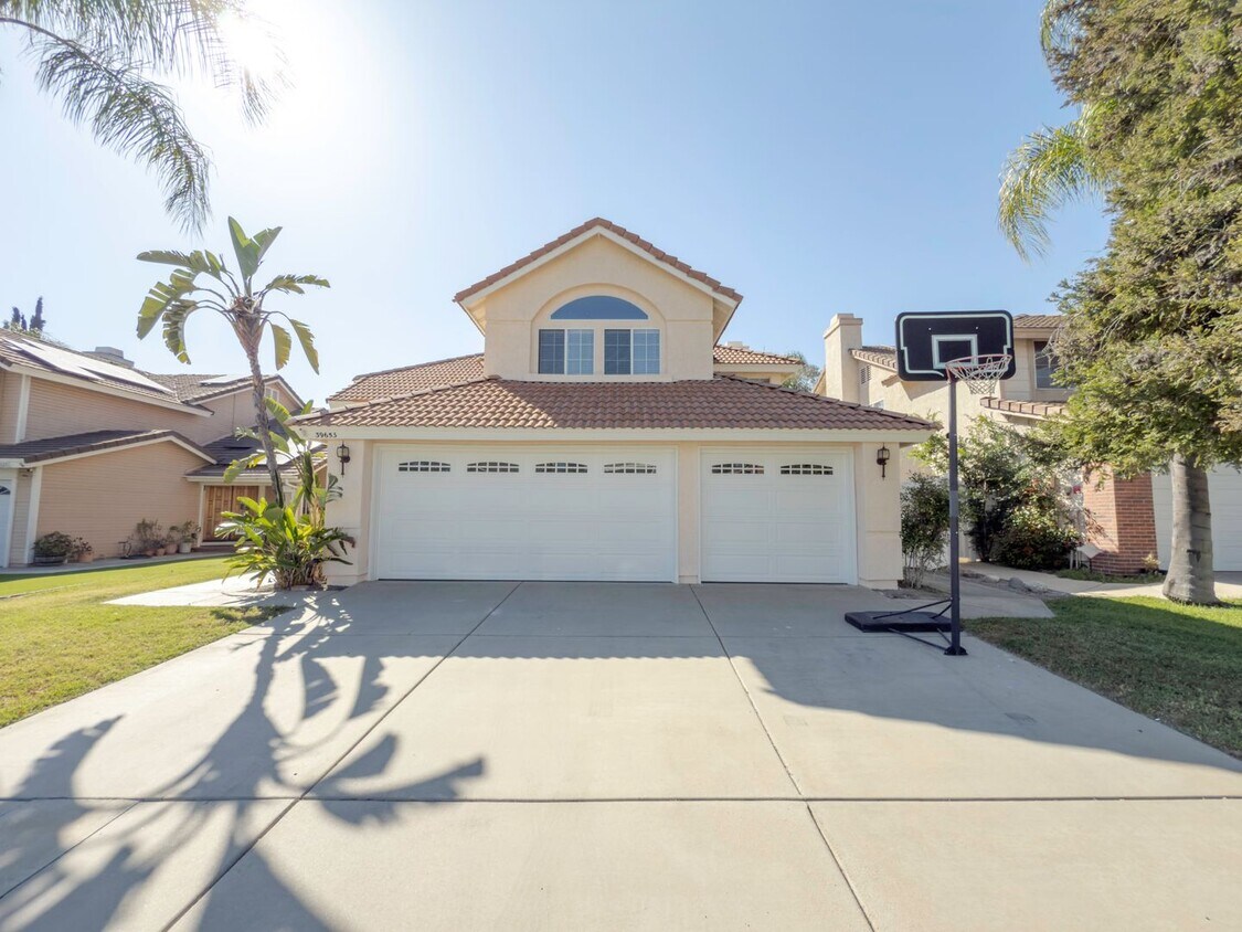 Foto principal - 4 BEDROOM / 3 CAR GARAGE MURRIETA HOME FOR...