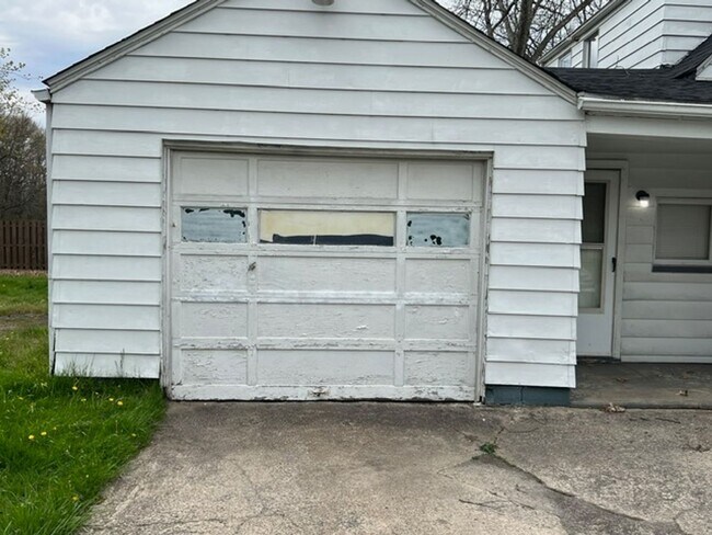 Building Photo - HOWLAND 3 BEDROOM HOME