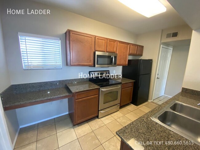 Building Photo - Upscale Condo in Gated Community with Lavi...