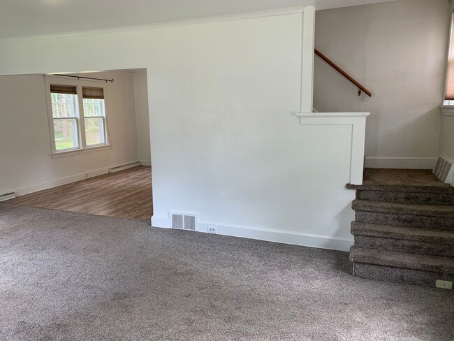 Building Photo - AVAILABLE JULY - Beautiful 3 Bed 2 Bath Ho...