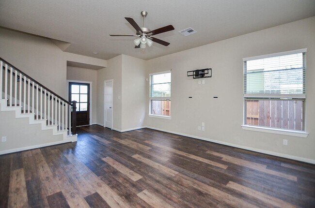 Building Photo - Beautiful 2 story home with 4 bedrooms, 2,...