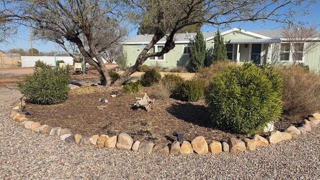 Foto del edificio - Fully Fenced Gorgeous Acre Property