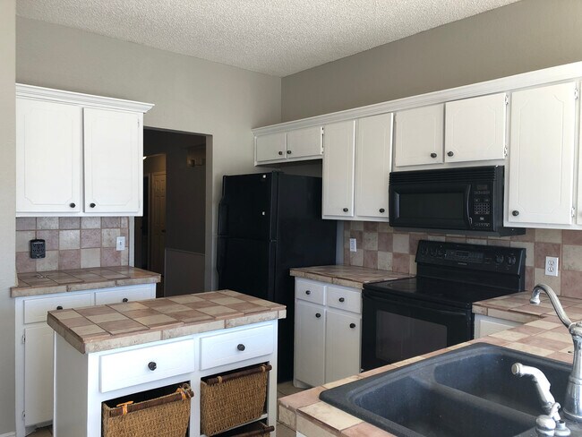 Foto del edificio - Pre-Leasing Self Showing - 4 bed 2 bath Mo...