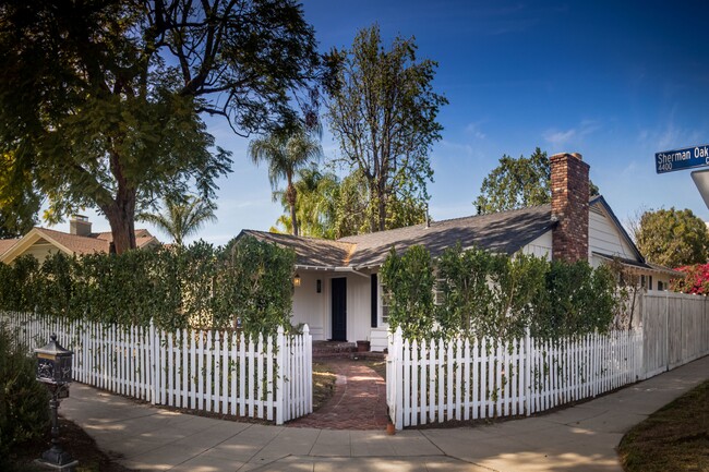 Building Photo - 4483 Sherman Oaks Cir