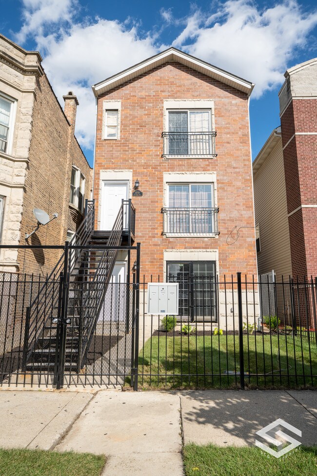 Building Photo - 1231 S Avers Ave