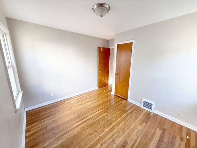 Building Photo - 3 BED 1 BATH BEAUTIFUL SINGLE FAMILY HOME