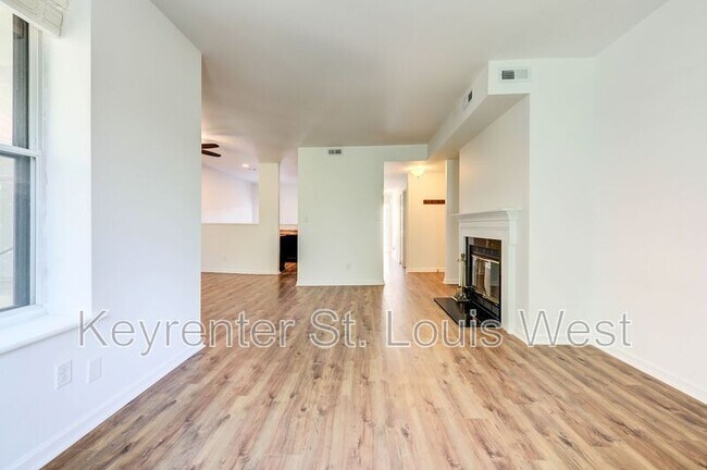 Building Photo - 5845 Nina Pl