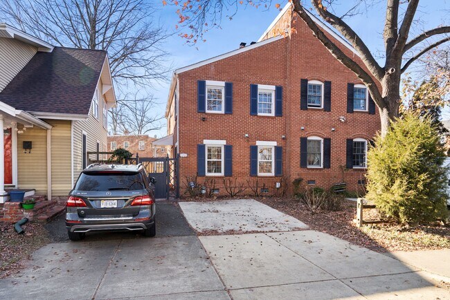 Building Photo - 1020 Powhatan St