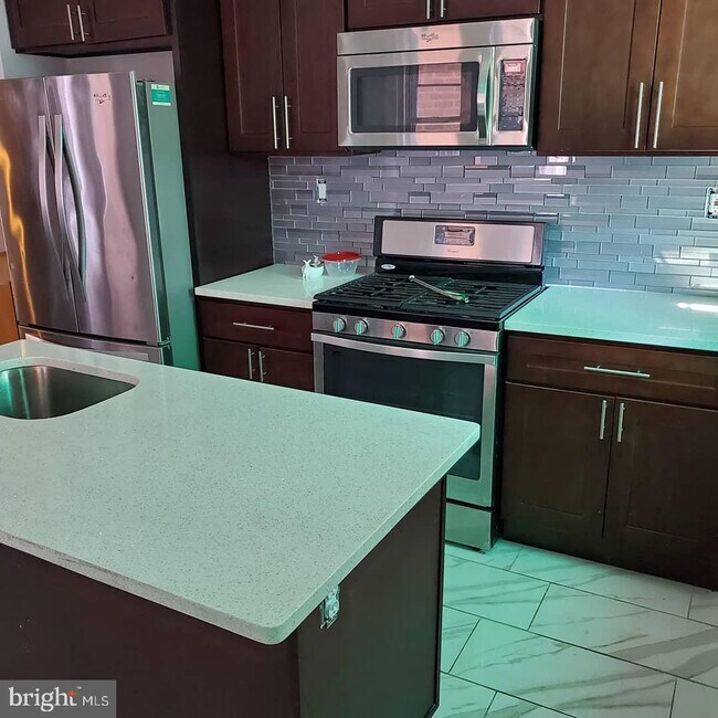 Foto del edificio - 5618 Woodbine Ave