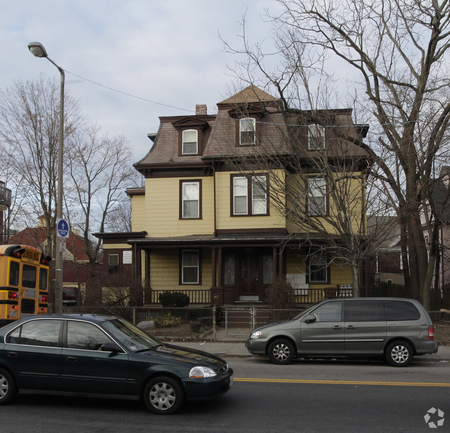 Building Photo - 367 Adams St