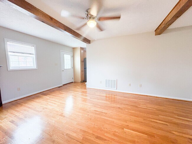 Foto del edificio - 3 Bedroom 2 Full Bathroom - No Pets