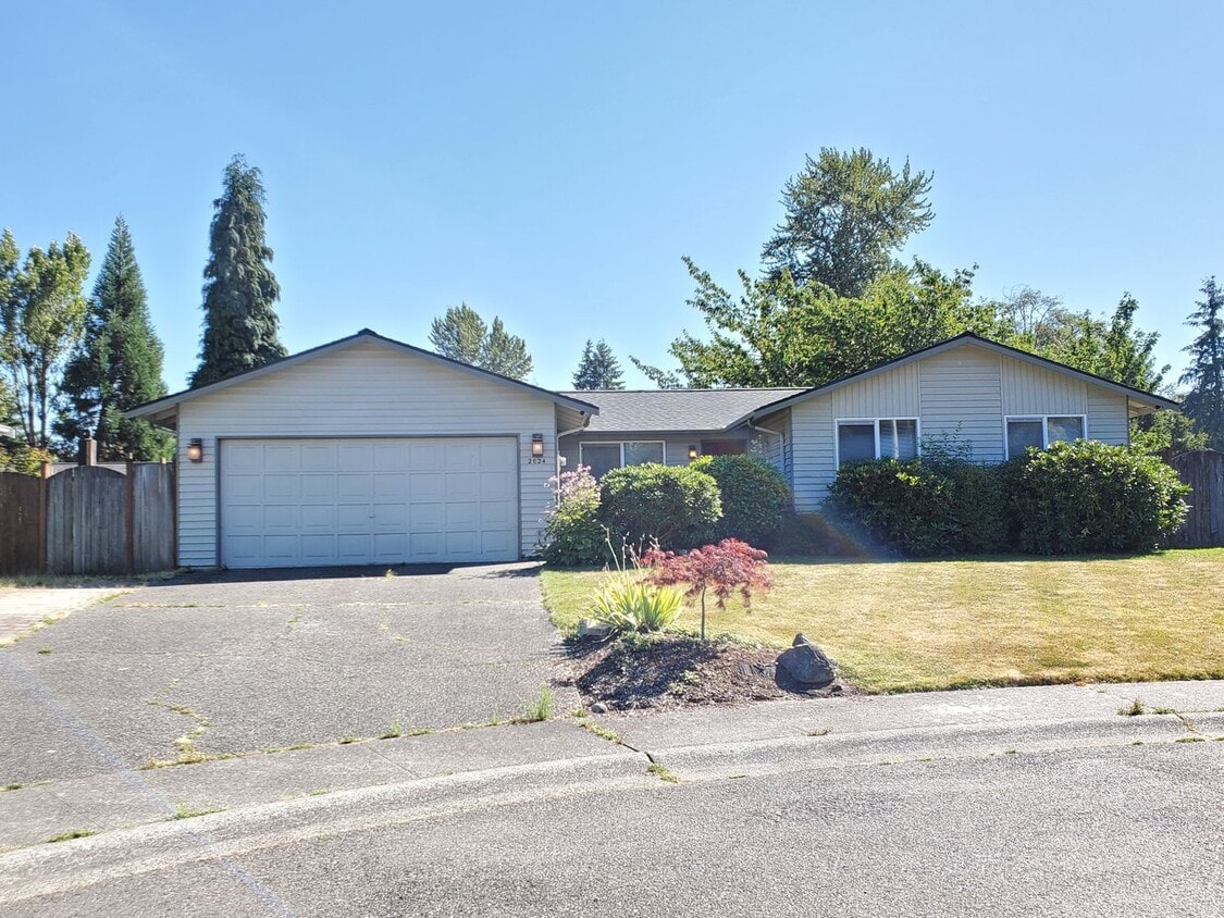 Primary Photo - 3 Bedroom Rambler with fenced yard on a Cu...