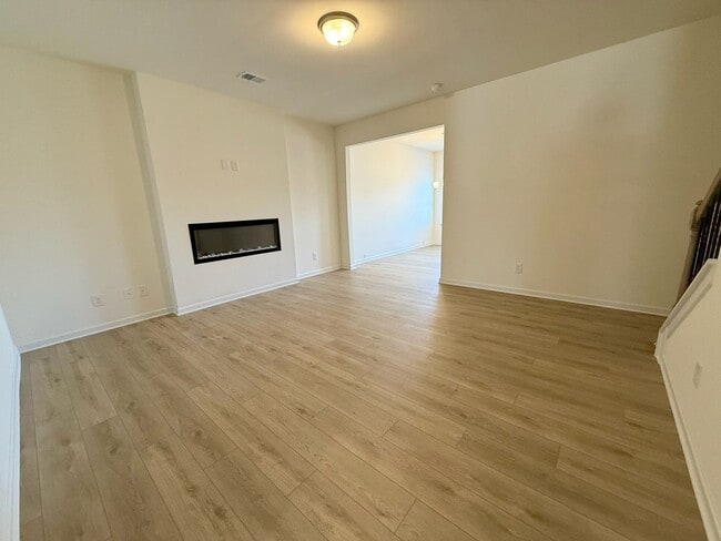 Foto del edificio - New no-fuss townhome close to everything