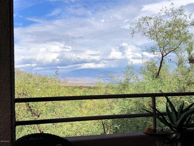 Foto del edificio - 6655 N Canyon Crest Dr