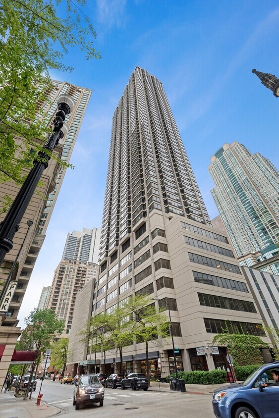 Primary Photo - 30 E Huron St