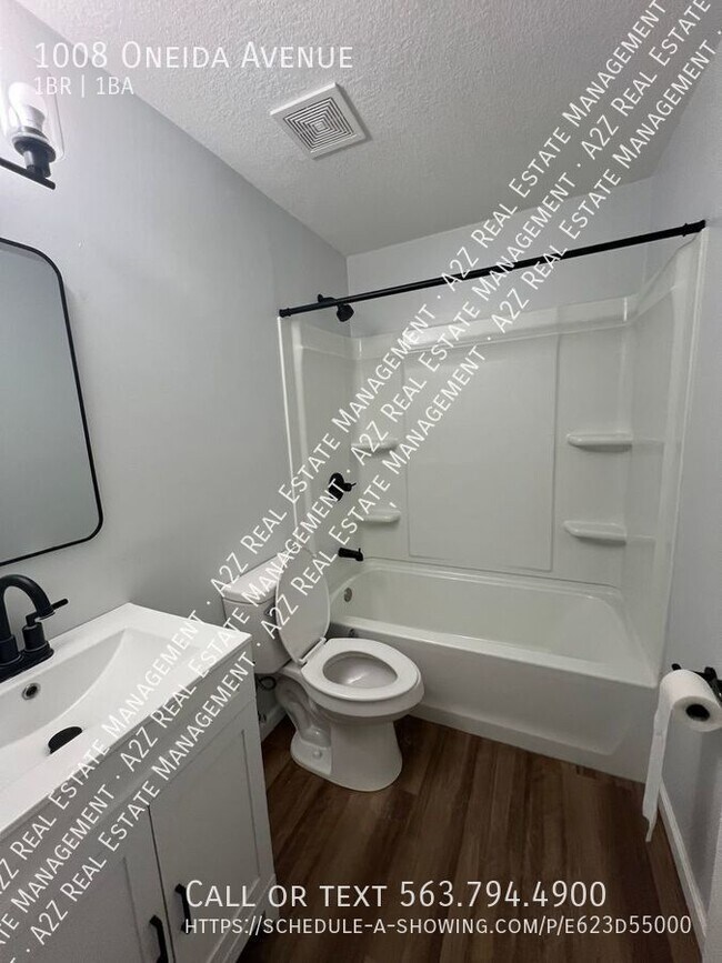 Building Photo - Modern 1 Bedroom in East Davenport- MOVE I...