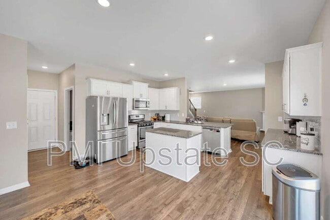 Foto del edificio - 207 Bridlewood Ln