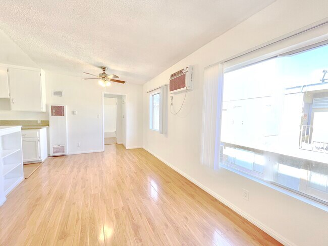 Building Photo - 15115 Victory Blvd