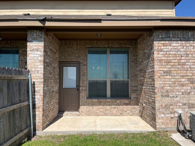Building Photo - 518 Creekside Cir