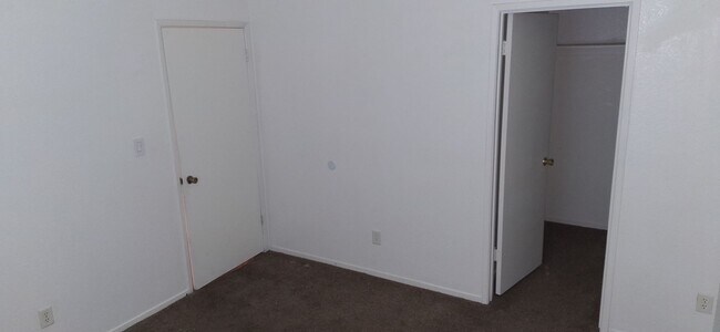 Foto del edificio - Best Price and Split Deposit!