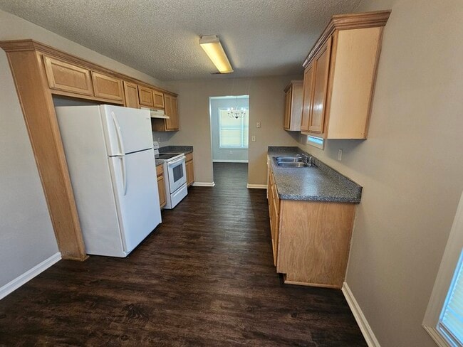 Building Photo - Renovated 3BR 2BA Home w/ 2-Car Garage • Open-View Kitchen • Garage • Garden Tub in Griffin