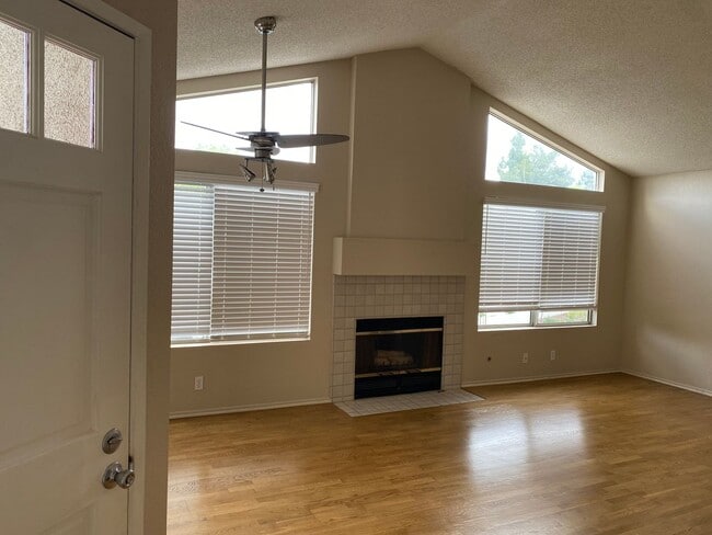 Foto del edificio - ALISO VIEJO- SPACIOUS 1 BEDROOM + DEN OR OFFICE CONDO WITH GARAGE