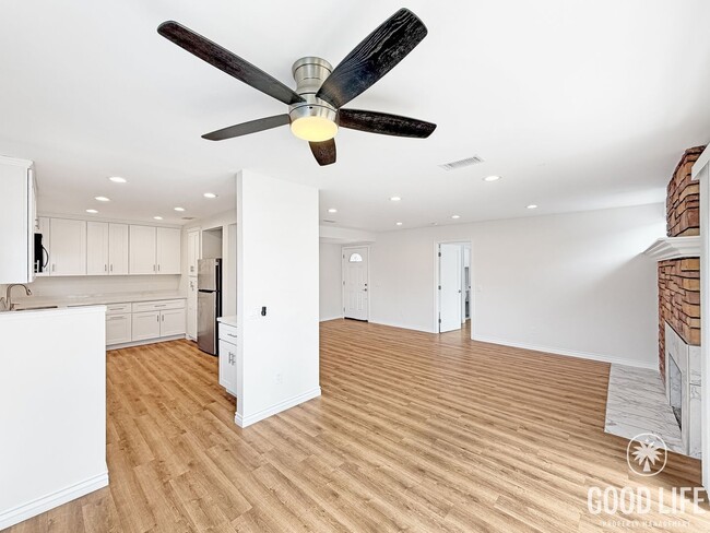 Foto del edificio - Charming 3B/2BA Home with Attached Garage, Large Yard and Modern Comforts in Quiet Baseball Field...