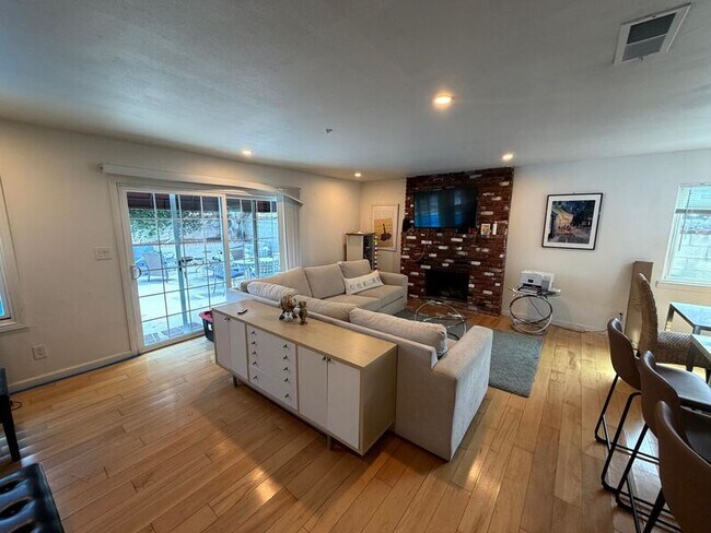 Foto del edificio - 3787 Millikin Ave