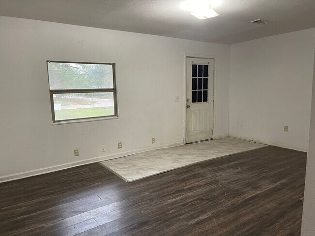 Building Photo - Ready for move-in!