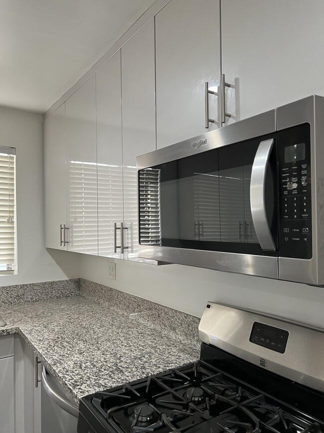 Building Photo - 522-528 N Alexandria Ave