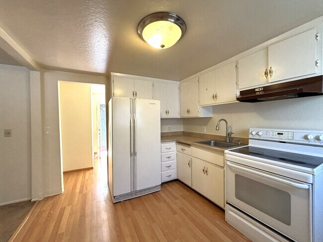 Building Photo - Move-In Special:Get $100 off your first mo...