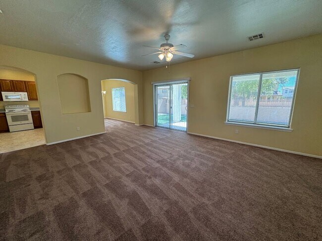Foto del edificio - * $400 off move-in! Call today!!* Spacious 3 Bed Home with Office in Glendale - 2 Car Garage - Fr...