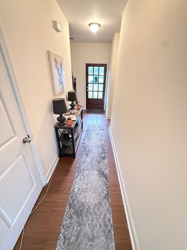 Building Photo - Four Bedroom Near Downtown Available for Pre-Lease!