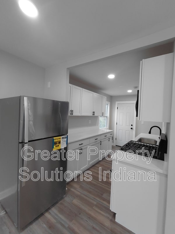 Building Photo - 8118 Robertson Pl