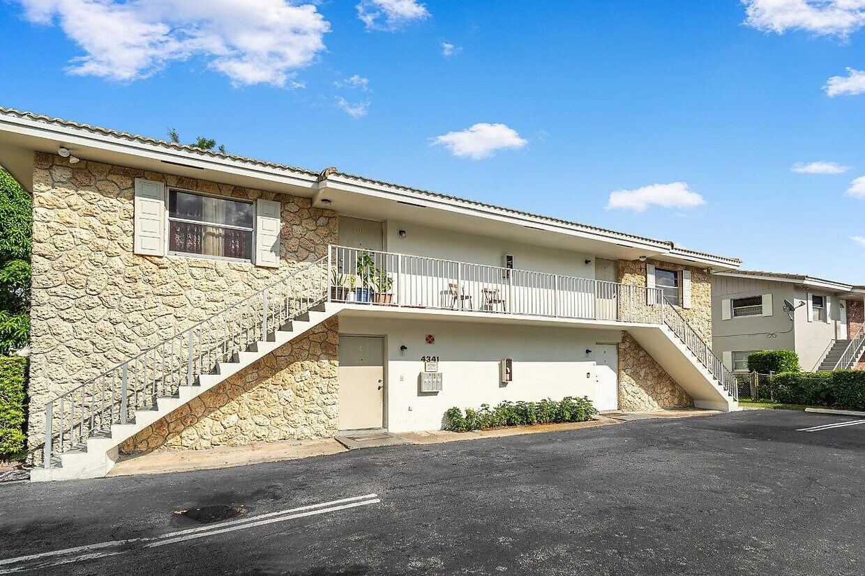 Building Photo - 4341 Riverside Dr