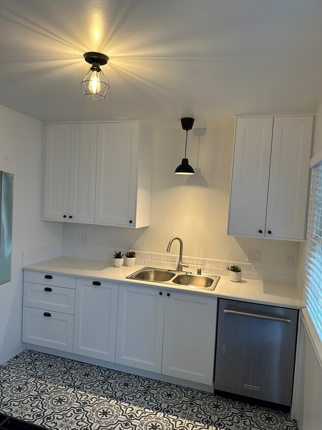 Foto principal - 1849 S Beverly Glen Blvd