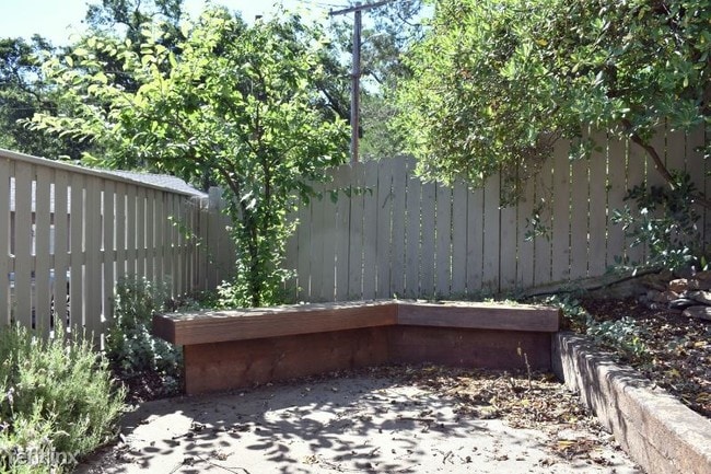 Building Photo - 2 br, 1.5 bath Townhome - 115 Leiby
